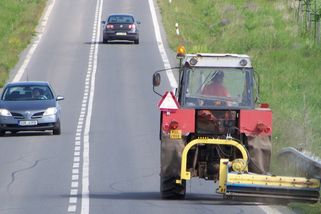 Předjíždění traktoru přes plnou čáru: Řidiči se hádají, přitom zákon je jasný. Rozsekli jsme se, jaká je praxe